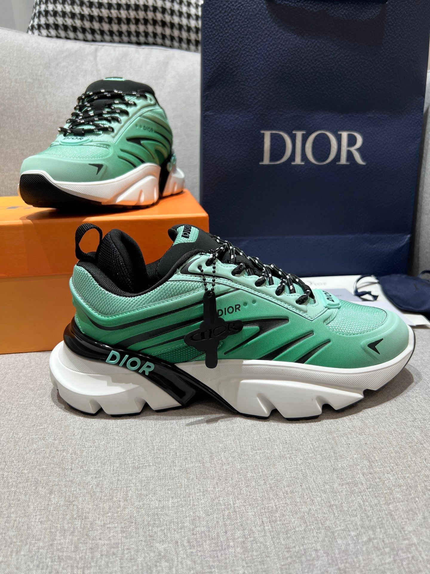 Dior B44